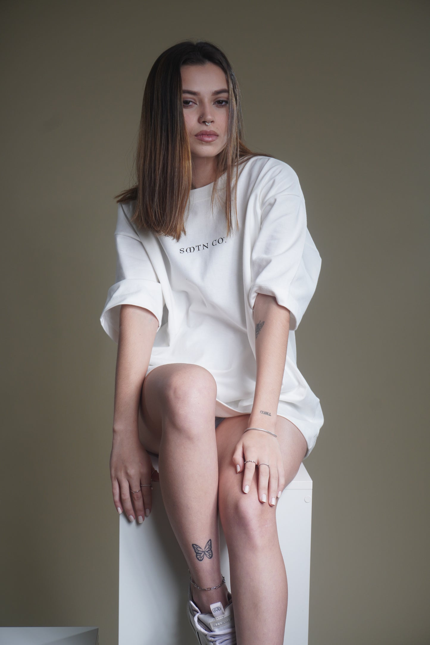 Camiseta Oversized Off-White - Imagem e Semelhança