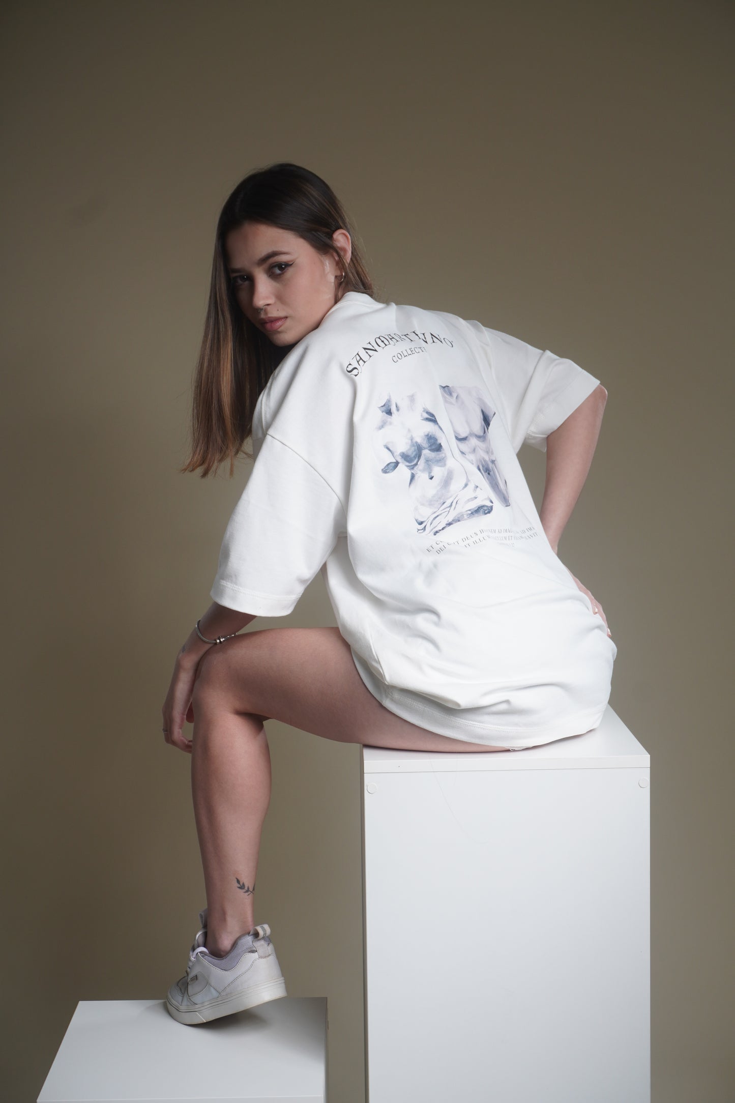 Camiseta Oversized Off-White - Imagem e Semelhança